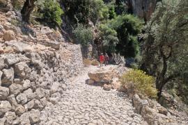 Una gran roca es troba al mig del camí del Barranc de Biniaraix.