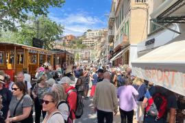 Turistes i visitants a la primera línia del Port.