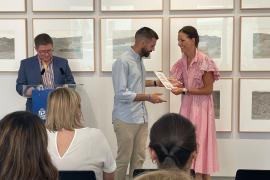 La consellera de Cultura i Patrimoni, Antònia Roca mentrega la placa al MUCBO.