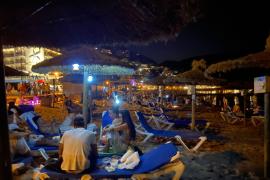 Animada i multitudinària vetllada de Sant Joan a les platges del Port de Sóller