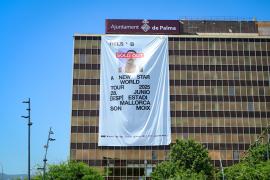 L’Ajuntament ha desplegat a l’edifici de GESA una lona gegant amb una imatge de Rels B i el missatge de 'sold out' de les entrades del concert.