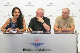 Esther Romero, Sebastià Taltavull i Joan Bassa a la presentació de la Memòria de Càritas.