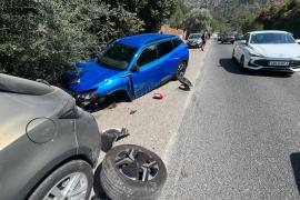 Un conductor es queda adormit i xoca contra dos vehicles aparcats a Desviament