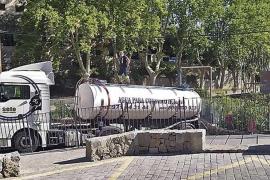 Els dos municipis duen camions d'aigua com a suplement a les fonts.