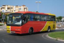 Recrimina a quatre joves que posin els peus damunt les cadires a un bus de Cala Major i li peguen una pallissa