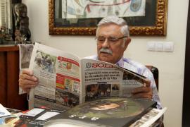 EL PRESIDENTE DEL GRUPO SERRA PERE ANTONI SERRA BAUZA LEYENDO EL SETMANARI SOLLER.