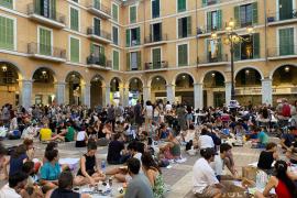 Imatge d'un centenar de persones a la Plaça Major.