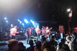 Alcúdia va viure un vibrant concert en el qual hi van actuar Els Catarres.