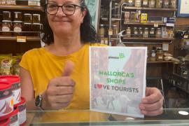 Pimeco reparteix adhesius als comerços amb el missatge 'Mallorca’s Shops Love Tourists': «Volem els turistes i els necessitam»