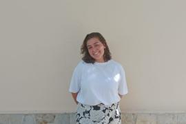 Úrsula Estarellas al parc dels Estiradors, on passà la seva infància, a prop del negoci de la família.