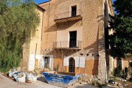 L’exterior de les Escolàpies ple d’enderrocs procedents de l’interior.
