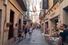 El carrer de sa Lluna dimecres matí amb turistes que passegen.