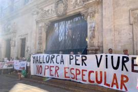 Un centenar de representants dels veïns de Palma s'han manifestat a Cort per rebutjar la 'llei d'obtenció del sòl'