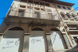 En l’actualitat una xarxa protegeix el pas dels vianants.