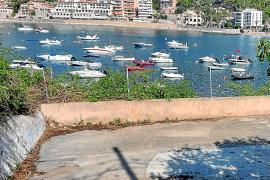 La Plataforma denuncia que el cap de setmana passat la badia estava saturada.