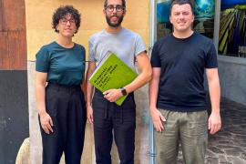 Imatge dels regidors de Més per Sa Pobla (d'esquerra a dreta: Catalina M. Serra, Antoni Simó Tomàs i Biel Payeras)