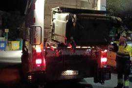 Un nou camió neteja des d'avui els contenidors de fems quan aquests són buidats