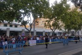 Centenars de persones es manifesten davant la plaça de toros de Palma contra la tortura animal