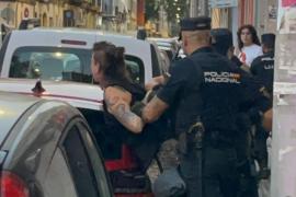 [VÍDEO] «Condemnam rotundament l'actuació policial i la violència policial que va rebre ella i altres companyes en el context d'una protesta pacífica contra la tauromàquia»