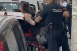 Cíntia de Luis, la manifestant agredida i detinguda, ja és en llibertat: «Tenc una ferida al cap»