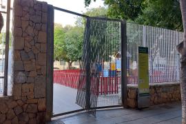 La porta del parc Jorge Luis Borges de Pere Garau ha aparegut rebentada.