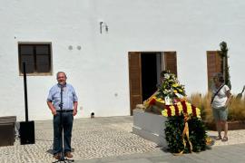 Bernat Joan i Marí durant l'ofrena floral a Guillem de Montgrí.