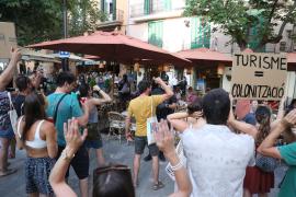 Els manifestants protesten davant un bar turístic durant la gran mobilització contra la massificació.