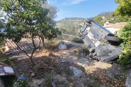 Un cotxe bolca al carrer d'Alaró, al Port