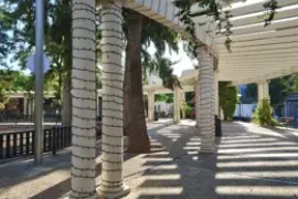 ARCA critica la instal·lació de les llums de Nadal a la plaça de les Columnes amb cinc mesos d’antelació