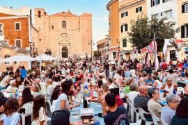 Unes 500 persones varen participar en el sopar a la fresca en defensa del territori.