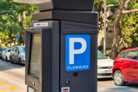 Les etiquetes, amb el missatge «Escaneja i Paga», redirigien a una pàgina web falsa mitjançant un codi QR.