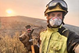 Un bomber de les Balears durant les tasques d'extinció dels incendis de Castella i Lleó.