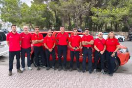 A l’esquerra, fotografia de grup abans de partir. A la dreta, al terreny afectat.