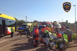 Imatge dels serveis d'emergències atenent els ferits en el lloc del sinistre.