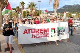 Centenars de persones es congregaren ahir al Port de Sóller amb xiulets i banderes palestines. | Laia Aguiló.
