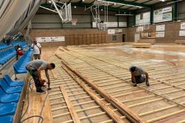 Comencen a substituir el parquet del pavelló d'Es Puig