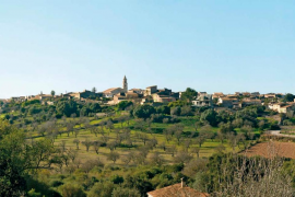 «Vista del municipi que quedaria destrossada per la construcció del vial que bordejaria la part est del municipi».