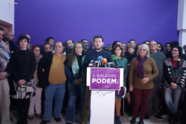 Alberto Jarabo compareix davant la premsa envoltat de militants i càrrecs oficials de Podem.