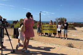 Diversos activistes de la Plataforma contra l'ampliació de l'aeroport han protestat aquest dissabte a es Carnatge contra els vols nocturns.