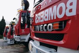 Els Bombers d'Eivissa fan feina per a salvar persones atrapades en vehicles i habitatges