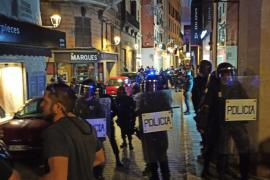 [VÍDEO] La policia espanyola identifica dos joves i carrega contra les persones que ho observaven