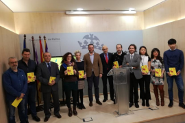 El programa de festes de Sant Sebastià ha estat presentat aquest dimecres pel batle de Palma, José Hila, juntament amb la regidora de Participació Ciutadana i Coordinació Territorial, Eva Frade.
