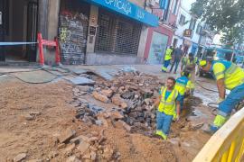 La ruptura d'una canonada inunda el carrer dels Oms a Palma