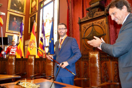 José Hila en el moment de rebre la vara de la ciutat de mans del batle sortint, Mateu Isern.