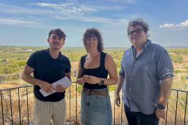 Isa Allès i altres membres de l'agrupació local d'Avançam Alaior.