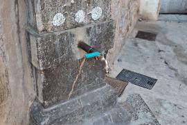 La font pública amb un sortidor amb mànec de plàstic.