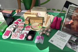 Imatge de les paradetes informatives muntades amb motiu del Dia Mundial contra el Càncer de Mama.