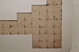 Lamentable estat de portes i una paret del vestidor amb rajores a terra.