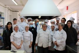 Una de les jornades en què el Taller de Memòria visità l’alumnat de cuina.