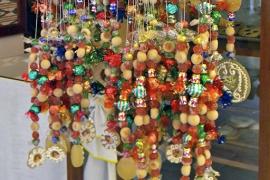 Rosaris i panellets mantenen les vendes